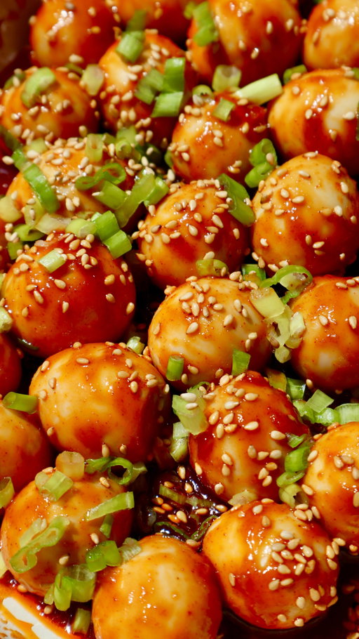 perfectly bite-sized 🥚

was craving eggs and rice so i tossed quail eggs in a sweet & spicy gochujang based sauce 🤤

for the recipe, comment “recipe please” and i’ll send it to you! 

#easyrecipes #asiancooking #eggs #quaileggs #koreanfood #onepanmeal #asianfood