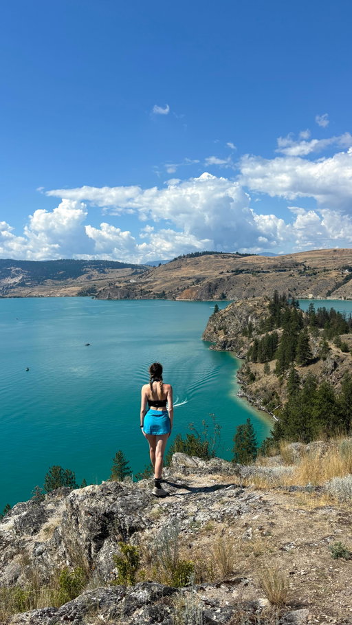 Add it to your hiking list 🐍 

📍Rattlesnake Point
🗺️ Kalamalka Lake Provincial Park 
🇨🇦Vernon, Bc 
🔁 3.7km loop, easy-moderate 

#vernonbc #vernonhills #rattlesnakepoint #lakekalamalka #kalamalkalake #kalamalkaprovincialpark #beautifulbc🇨🇦 #explorevernon #explorevernonbc #lakecountrybc #lakelifeisthebestlife #lakelife😎 #discoverbc #bcparks #bcpark #hikingbc #bchiking #bchikingtrails #hikinggirls