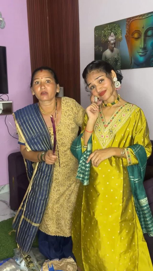 Dandiya nahi dande pade😂✨
.
.
#misshosiyar #reels #shorts #viral #minivlog #viralvideos #vlog #trend #trendingreels #viralreels #karwachauth #navratri #dandiya #festival #shopping