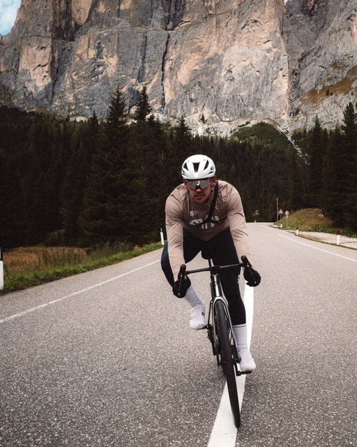 Sella Ronda | A day to remember. Possibly the most perfect loop conquering passo Gardena, Sella, Pordoi & Campalongo. We had some snow at the top, cold but gorgeous descents and constant incredible scenery everywhere you look. Even if I didn’t dress properly and had to constantly heat manage, it couldn’t get ruined. Definitely a ride that leaves a lasting memoery, especially with the most amazing people to share with @thesyn.community 
-
📸 of me by: @narren_hand 
-
#sellaronda#dolomitiamo #ridewithfriends #groupriding#cyclinglife#fromwhereiride#lifebehindbars#justrideit#ridebikesbehappy#sekabikes#syncc