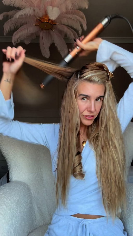 I personally find wrapping from the top is my go to technique for the #dysonairwrap

#hairgoals #hair #hairtips #hairtutorial @dysonhairpro