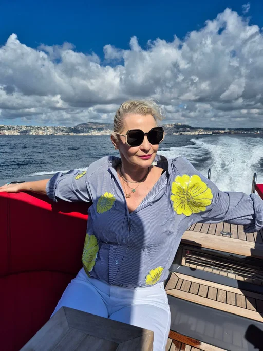 Nem is tudom, hol kezdjem...úgyhogy a lényegnél fogom😋 Október 16-tól a @rtlpluszhu -n indul, egy vadonatúj, izgalmas sorozat, ami az Amalfi-parton, Positano környékén játszódik, és ez tényleg a világ egyik legcsodásabb  helye.  A címe: Hotel Costiera, a főszereplő, pedig Jesse Williams 💣 Ennek a sorozatnak a premierjén jártam, Positanóban ( hogy megnézzük a forgatási helyszínt, aztán Rómában, a premieren...de, annyi mindent láttam, annyi minden történt, hogy érkezik majd több beszámoló, ez most csak egy kis hangulat...
#reklam #hotelcostiera #rtlpluszpremium #jessewilliams @fremantle @luxvide