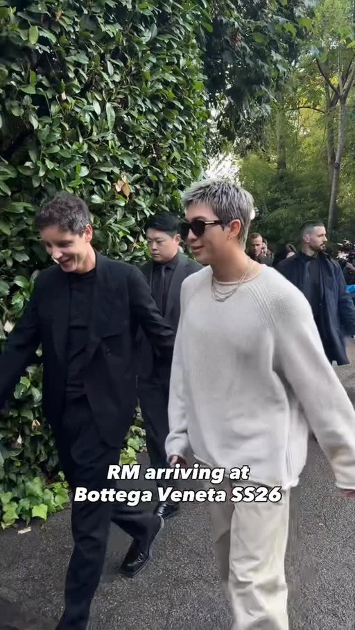 @rkive arrives at @louise_trotter_’s Bottega Veneta debut in Milan ‼️

Stay tuned to #DazedFashionTV for all your fashion updates 📺✨

#DazedFashion #MFW #Dazed