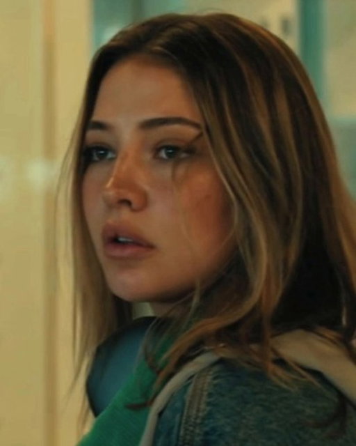 imagine just being left at the airport 😔 

🎥: #TheMapThatLeadsToYou
🎭: #MadelynCline