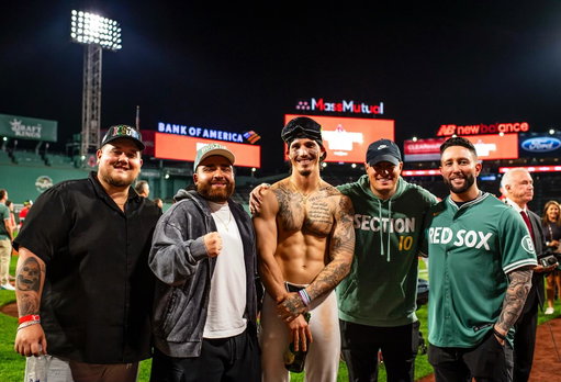 The Boston Red Sox are back in the postseason. LFG 🍾

(📸 @sarahboekephoto / @joesullivanmedia)