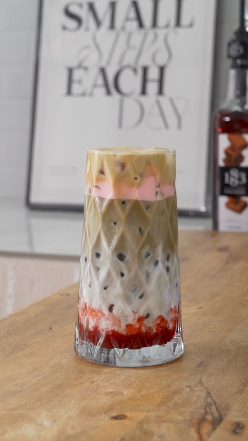 Roasted tea + strawberries + sea salt cream = 💌✨

yesss, everyone knows strawberries and cream are good, 
but adding strawberry sea salt cream is just another next-level of comfort! 

— 50g homemade strawberry compote
— 120ml milk of choice
— Pour your hojicha 
[ 4g hojicha, 50ml hot water ]
— Pour the cream

For cream ; 
— 30ml whipping cream
— 15ml strawberry syrup
— A pinch of sea salt
— Froth and whisk until it becomes thick and creamy

.

#strawberryhojicha #hojichalatte #caffeineoftheday #homecafemalaysia #simplerecipes  #cozydrink #teatimevibes #icedstrawberryhojichalatte #falldrinkmenu