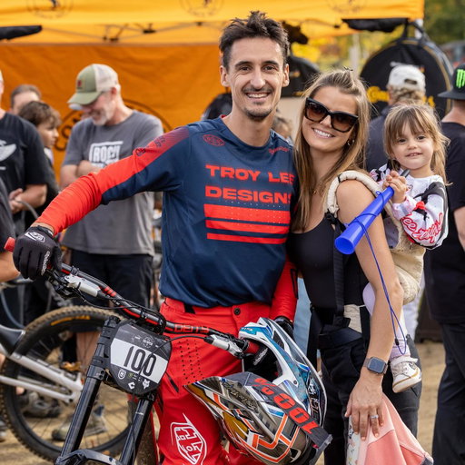 What a crazy idea to jump on a DH bike for the first time at a pro downhill race !
I’m glad I survived every run and enjoyed every moment with my family 😊 
Thank you Jeb and @johnhall for getting me a great bike, @tld_bike for making me look good and fast 🤣
Thanks to @usopenmtb and all the fans for the welcome !