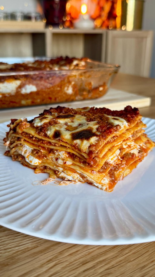 This is not your normal lasagna… this is Lasagna Bolognese 🇮🇹

Fresh pasta layered with slow-cooked ragù, creamy besciamella, mozzarella, and Parmigiano. The real Italian classic from Bologna.

Recipe in the comments ⬇️