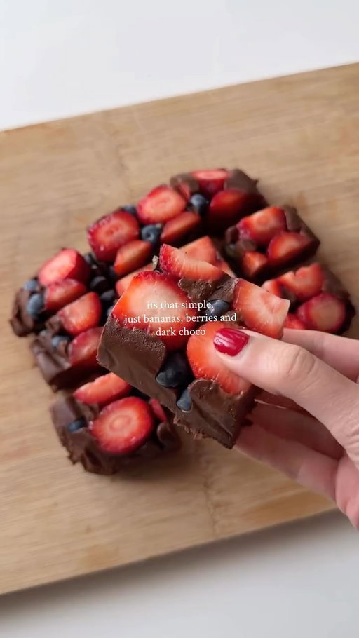 do yourself a favor and try this 3-ingredient fudge🧎‍♀️
It’s super easy to make, refined sugar free, and a no-bake dessert 🤝

Recipe: 
Melt 200 g of dark chocolate.
Blend it with one or two ripe bananas.
Place berries at the bottom of a container lined with parchment paper.
Pour the mixture on top.
Freeze for 2–3 hours and enjoy ❤️

#3ingredientsrecipes#healthydessert#berries#glutenfree#easysnack#nobake#glutenfree#healthyfudge#wellnessgirl#guthealthy