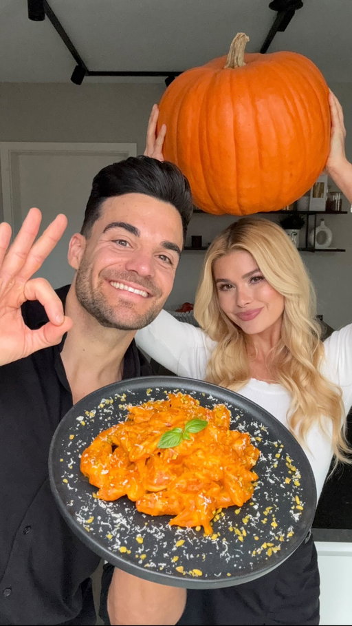 Frische Pasta aus Kürbis 😍 🎃 

Herbst ohne Kürbis? Unvorstellbar! 🍂 Diese cremige Kürbis-Pasta ist unglaublich lecker 😋 Wenn Pamela einen Kürbis in die Küche wirft, dann machen wir daraus Pasta, kein Thema 👨🏻‍🍳😌

Zutaten: 

- 300g Kürbis 
- 300g Mehl 
- Parmesan 
- Salz
- Olivenöl 
- Pistazien

Zubereitung:

Zuerst den Kürbis halbieren, die Kerne und das weiche Fruchtfleisch entfernen und das feste Fruchtfleisch in Stücke schneiden 🥰 Diese Stücke kommen in eine Schüssel, werden mit etwas Olivenöl und einer Prise Salz 🧂 vermengt und anschließend auf einem Backblech verteilt. Im Ofen bei 200 °C etwa 30 Minuten backen, bis der Kürbis 🎃 weich ist.

Danach wird der Kürbis püriert. Ein Teil des Pürees wird für die Soße zurückbehalten, der Rest kommt in eine Schüssel 🙏🏼😊 Dort wird Mehl untergearbeitet, bis ein Teig entsteht. Kurz warten, bis der Teig abgekühlt ist. 

Mit einer Schere lässt sich dieser Teig direkt in kochendes Wasser schneiden. Sobald die kleinen Pasta-Stücke an die Oberfläche steigen, sind sie gar 😋

Für die Soße wird das zurückbehaltene Kürbispüree mit einer Kelle vom Kochwasser cremig angerührt. 
Die frische Kürbis 🎃 Pasta kommt direkt hinein und wird sorgfältig vermengt 🥰

Zum Schluss wird das Gericht mit geriebenem Parmesan und gehackten Pistazien vollendet 😍 
Einfach, aromatisch und wunderbar herbstlich 🍁

Wie hat euch unser Videl gefallen?😌