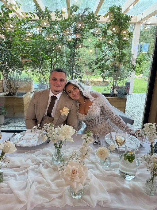 Včerejší den se pro nás stal nezapomenutelným. Všechno bylo dokonalé, počasí doslova vymodlené 🕊️
Moje sestra řekla své „ano“ a já si ze srdce přeji, aby jejich manželství bylo věčné a požehnané 🩷 

@natalii_bb @michael_slivka 🩷 Love You .