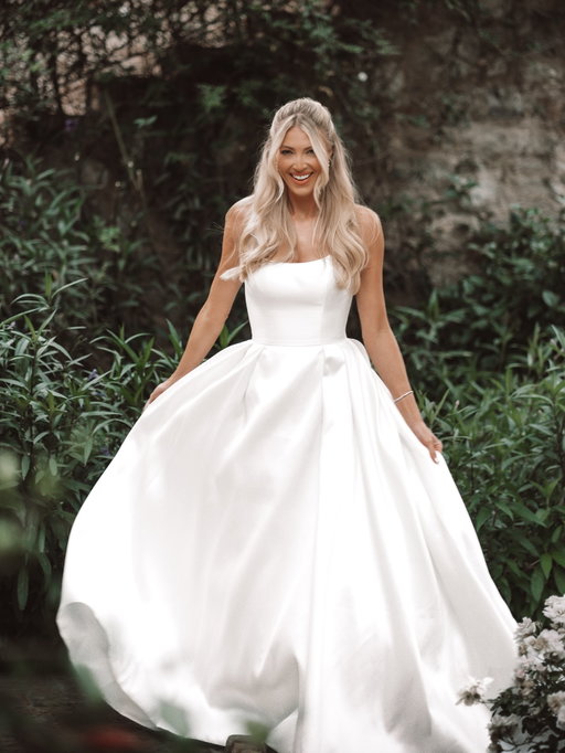 dream girl @bradiiii_ looking absolutely perfect in this timeless chic gown 🦋

a true beauty inside & out! We absolutely loved working with you. Congratulations the WEESES & cheers to forever🥂✨

@thenicolejsmithcompany
@hannahlorschphotofilm
@silverleafclub
@brinkersatsilverleaf