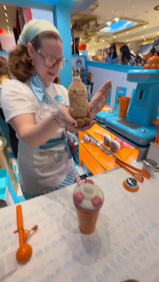 when she started crying but peanut made it all better >>> 😭🧑🏽‍🍳🥜 (pt 2) what’s your favorite quote HAHAHA @Jellycat #jellycat #jellycatdiner #newyork