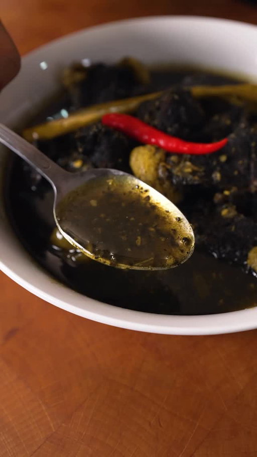 Tiyula Itum with @iankewks a traditional Tausug beef soup from Mindanao. Its striking black color comes from burnt coconut, giving the broth a smoky depth and rich savory flavor. 🍲

One of the many underrated treasures of regional Filipino cuisine, proof that there’s still so much more to discover beyond the familiar classics.

#food #foodlovers #foodlover #foodieph #foodie #filipino #cooking #delicious #yummy #instafood #foodvlogger #foodblog #mukbang #eating #foodieph #foodblogger #instagood #foodtrip #abimarquez #lumpiaqueen