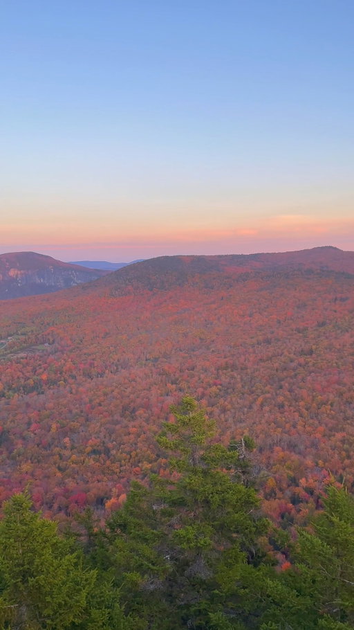 There's nothing like autumn in Vermont: a little wild, a lot of beauty, and completely unforgettable. 🍂🍁