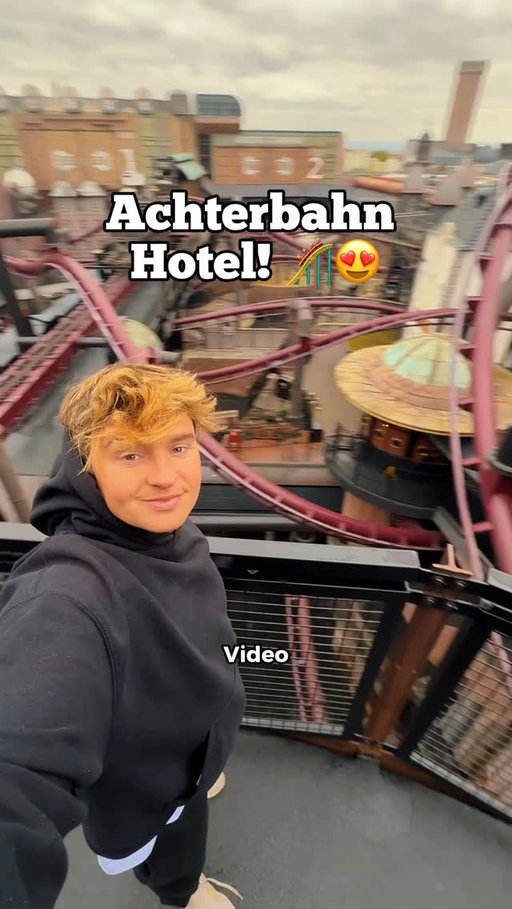 Willkommen in der Welt der Aeronauten!!👨🏼‍✈️🎱🎢
Im Phantasialand in NRW steht das Hotel Charles Lindbergh - ausgezeichnet als Europas bestes Themenhotel! Es wird von der Achterbahn F.L.Y quasi umschlungen und man ist so nah, wie nirgendswo auf der Welt! 
Eine wahrlich sehr außergewöhnliche Erfahrung hier seinen Tag zu verbringen. Man taucht hier förmlich ein in eine andere Welt. Und das nicht nur im eigenen Zimmer, sondern im gesamten Hotel! 🕰️🚂 
Ganz klare Empfehlung ☺️ 
#phantasialand #achterbahn #achterbahnhotel #charleslindbergh #außergewöhnlich #16tage16bundesländer