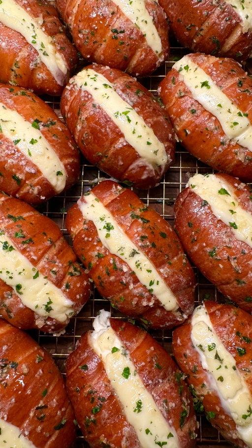 korean garlic salt bread 🥐

this was my most popular flavor from my home bakery! if you tried making the salt bread from my last video you gotta try this one, sweet and savory for garlic bread sounds weird but trust!!! i think it works well together

recipe link: https://erinscozykitchen.com/recipe/korean-garlic-salt-bread/

or look up “erinscozykitchen garlic salt bread” and it should be the first link that shows up on google! the full detailed recipe is also on my website 🔗 linked in bio! 

#shiopan #saltbread #garlicbread