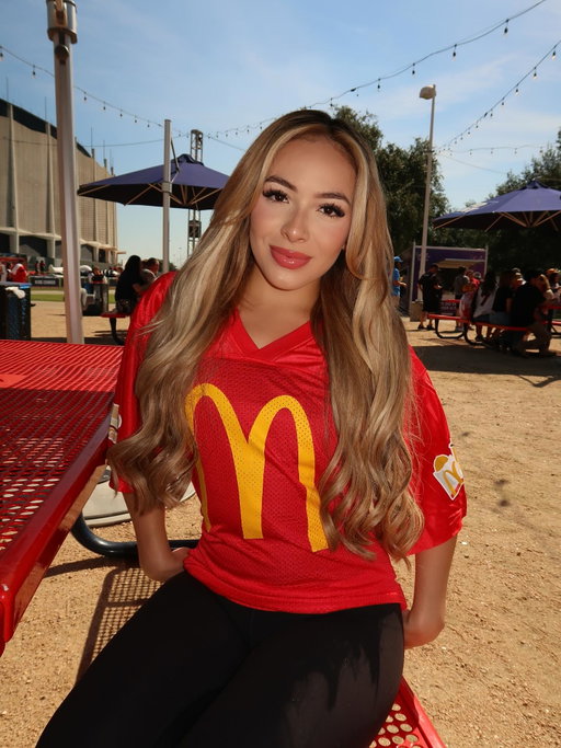 Nothing better than McDonald’s, Texans, & us on game day 🤍🏈✨ @mcdonalds #desayunaste @houstontexans