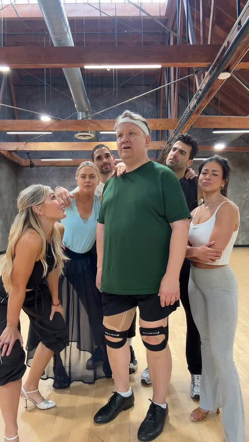 I hope we all get to do a team dance SERIOUSLY!! 🙏🏻🤌🏻😮‍💨😂