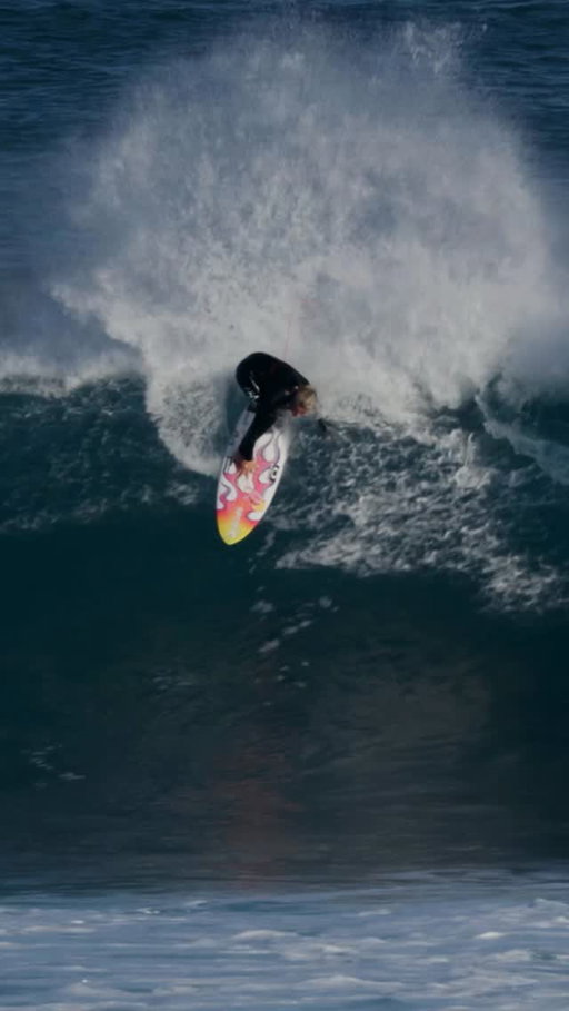 @erinbrookssurf lighting up West Aus with that trademark backhand power! 🇦🇺🤩 #TeamOakley 🎥: @hampositive