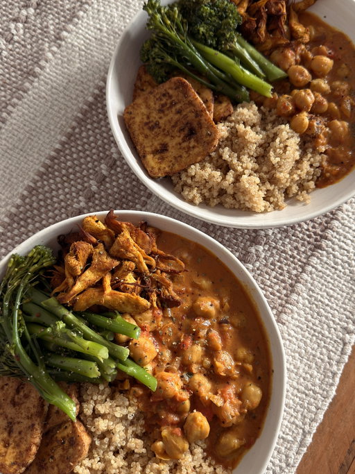 Dinner is served 🤌🏿

Coconut chickpea curry with plum tomatoes, onions, scotch bonnets 

Air fried lions mane mushrooms seasoned with curry powder 

Seasoned air fried tofu, quinoa  and steamed broccoli. 

Some inspo for you this week 🫡