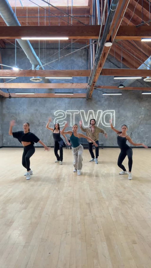 See you tmr night on the dance floor 🕺🕺 @valentin @mollylong21 @regan.gerena @sara.vonrotz  #dancingwiththestars #dwts