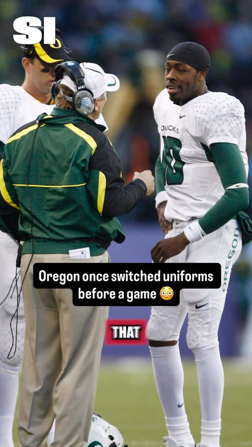 Oregon once switched uniforms between warmups and the start of the game 😳 @droop10 

#cfb #collegefootball #football