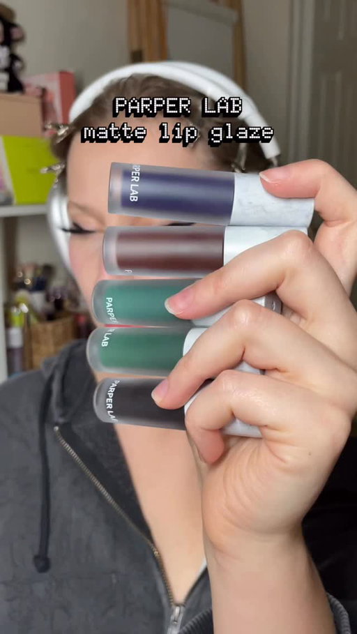 creepy lippie series ‧₊˚ ⏾. ⋅

this episodes main character: PARPER LAB Concrete Lip Glaze • @cbeauty_mall 

✦

#makeup #halloweenlipstick #halloweenmakeup #greenlipstick #cbeauty