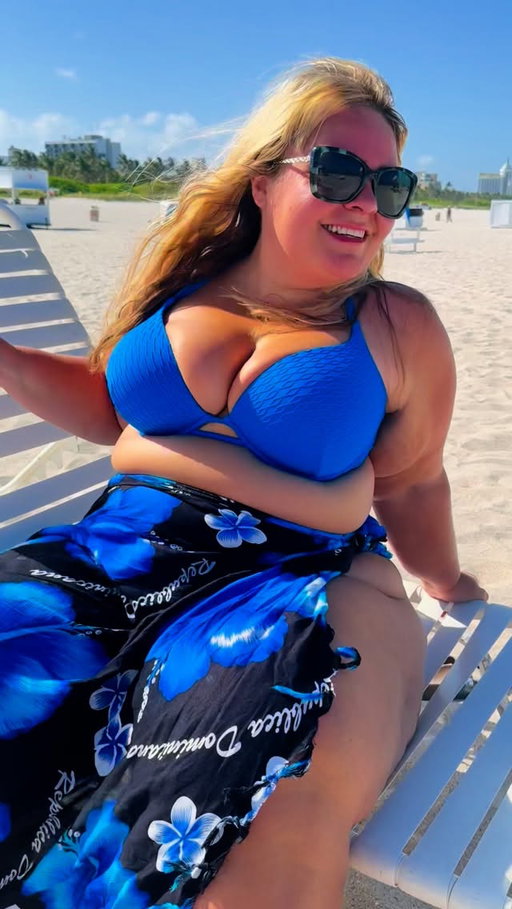 Simply existing isn’t enough, you deserve to LIVE your life &  the happiness that comes with creating more space  for the things that light you up ✨💙✨🌴
#embraceyourcurves #joyfulliving #curvesarebeautiful #createyourjoy #soulfulliving