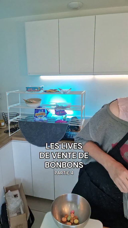 les vendeuses de bonbons partie 4 🤣🍬

#livebonbon #sketch #humour