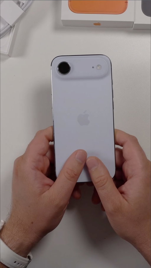 Das iPhone 17 Air liegt schon sehr schön in der Hand #iphone #apple #iphoneair #tech #unboxing