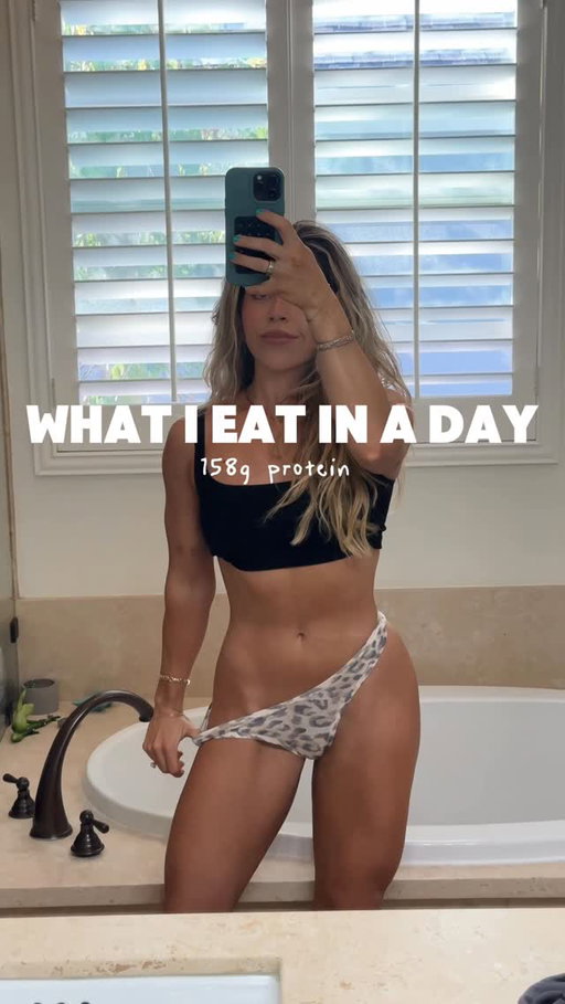 My goal each day is simple: hit my protein, fuel with foods that make me feel good, and let myself enjoy the little things along the way 🍵🍓🌿 Hitting around 140-150g of protein helps me stay full, support my training, and recover well. But I’ve also learned balance matters just as much!!! Trying a fun drink doesn’t ‘ruin’ progress when most of my meals are whole, nutrient dense foods. It’s the consistency over time that truly makes all the difference 🤍✨ #whatieat #whatiatetoday #wieiad #musclegain #whatieatinaday