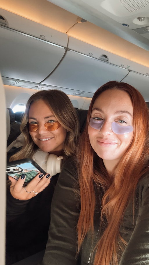 |🤍Direction Vancouver avec @amazonca ✈️|

Merci les patchs @graceandstella d’avoir sauvé nos yeux après une (très) courte nuit 💤

On est fatiguées… mais tellement reconnaissantes de vivre ce voyage incroyable.

Au revoir les maris, les femmes sont parties — à dans deux dodos ! 💼✨