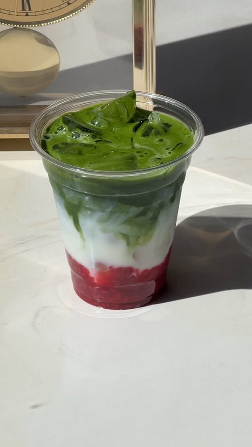 raspberry matcha latte ❣️🍵

recipe:
〰️1/4cup mashed raspberries + 1tsp agave
〰️ice
〰️1/2cup milk 
〰️2tsp matcha + 50ml warm water

#homecafe #matchalatte #raspberrymatcha  #drinkrecipe