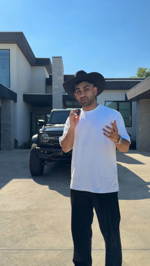 save a horse, ride a… Bronco 🐴 A tour of my cozy comfy Ford Bronco Raptor before the move, I’ll be keeping this in Texas for when i visit. As for the Porsche 911, If I move to Miami, I’ll be wrapping it and if move to New York I’ll be saying goodbye to it 😢 @ford @fordbronco 

#cartour #fordbronco #luxury #lifestyle #carshopping #suv #carinspo