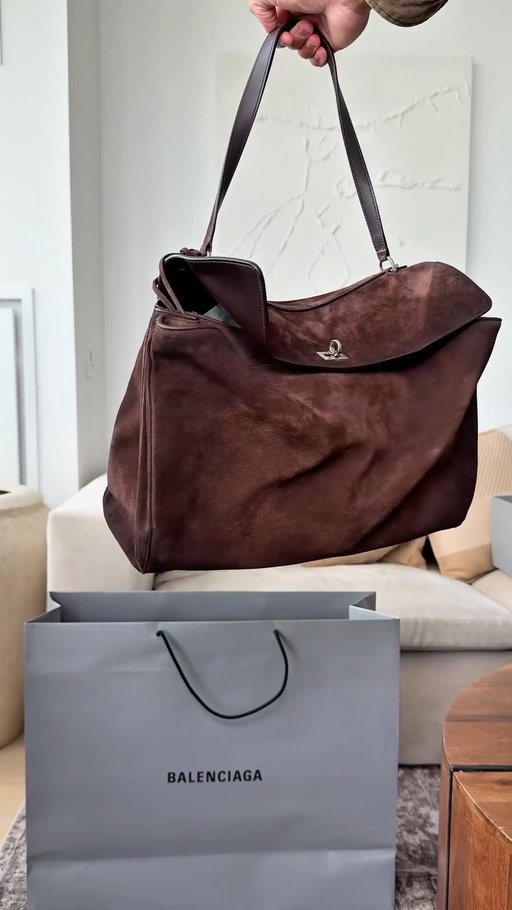 Balenciaga Rodeo Bag Unboxing 

#mensfashion #mensstyle #luxury #luxuryshopping #nyc #balenciaga #luxurybags @balenciaga @demnagram
