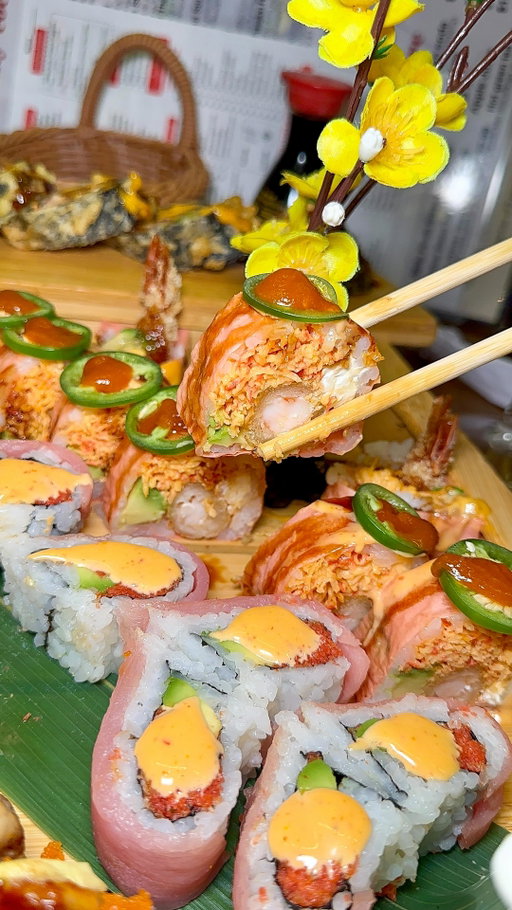 ENDLESS SUSHI AND HIBACHI FOR $20 🍣 This is the craziest all you can eat sushi deal we have found that’s $20 at lunch and $30 at dinner - we ate so much food! 

Takumi Sushi has great quality sushi and sashimi, but if you aren’t a fan, you can get unlimited hibachi too 🔥

📍 Takumi Sushi | 14060 Dallas Pkwy Suite B, Dallas, TX 75240

#dallasfoodie #sushi #japanesefood #hibachi #dallasfood #dallas #texas #dallaseats #dfw #dallasrestaurants