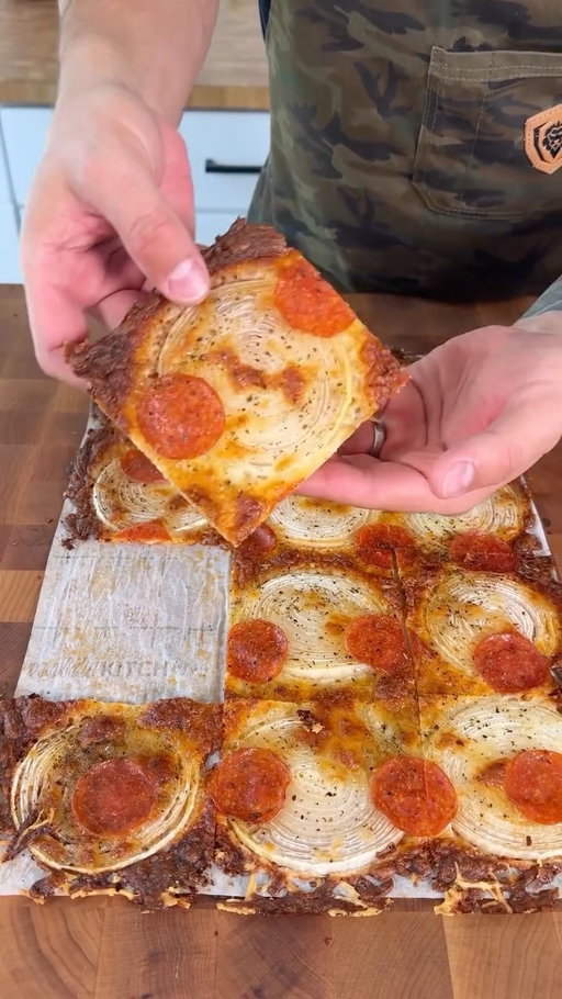 Crispy onion crust pizza 🍕 #easyrecipe #cooking #recipe #dinnerideas