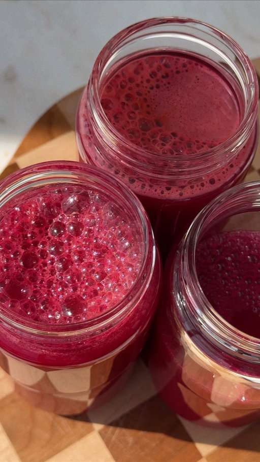 ABC = Apples, Beets, & Carrots.

ABC juice is one of my go-to’s for batching. It’s easy to remember the recipe of and love that it’s heavy in antioxidants! 

𝐰𝐡𝐚𝐭 𝐲𝐨𝐮’𝐥𝐥 𝐧𝐞𝐞𝐝:⁣
• 3lbs of carrots (2-3 bags) 
• 5 honeycrisp apples 
• 4 large beets 
⁣
𝐨𝐭𝐡𝐞𝐫 𝐩𝐨𝐬𝐭 𝐝𝐞𝐭𝐚𝐢𝐥𝐬: 
• Juicer + glass bottles from @namawell (use code “pilar10” to save some $$$ on both) 
• Knife from @shuncutlery @williamssonoma 
• Cutting board from: @momi_vintage 
• Pitcher from @thelifestyledco 

Enjoy 🫶🏽
—————————
#eattherainbow #juicerecipes #juicing #antioxidants #antioxidantrich #easyrecipes #juicer