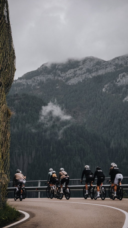 The reward after all the climbs 🤌🏻
📸 by: @jonasstaut 
#SYNcc #Descending#thedescent