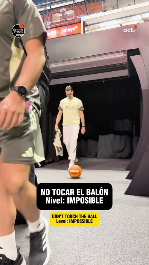 🤪 ¿Y tú? ¿Serías capaz de no tocar el balón @wilsonbasketball si te lo encuentras ahí?

Este reto que hicimos en #SupercopaEndesa es, claramente, nivel: IMPOSIBLE.