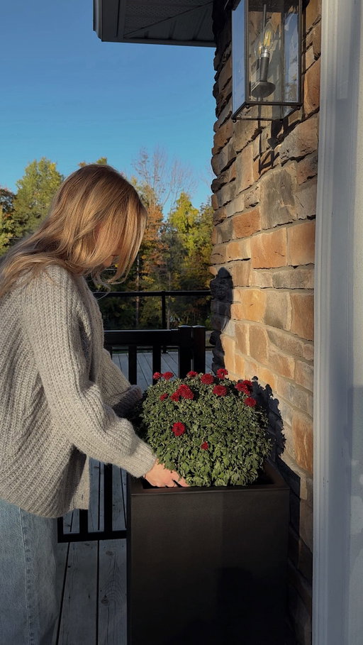Adding little upgrades around our home for fall! 🍂 

I’ve been neglecting our porch decor but I am obsessed with these @veradek block planters

Next up: pumpkins! What else do you think I should add? 

 #myveradek #sponsor #fallhomedecor #porchdecor #fallvibes