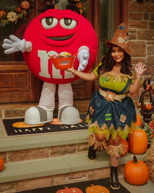 This Halloweekend, The M&M’S Halloween Rescue Squad is saving @snooki and your Halloween night with free candy delivery in under an hour. Want to be prepped with even more candy? Snag one of our Free Treat & Greet Kits on 10/10–complete with the good candy, a limited-edition bowl and an M&M’S T-shirt. Visit 🔗 in bio for more info. #mmsrescuesquad