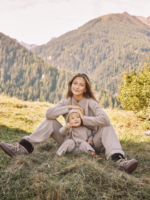 It’s here 🤍
The collection I co-created with @minimalisma_com is a true passion project - bringing together timeless womenswear and kidswear (for up to 6 years), made from the most luxurious and conscious materials: soft cashmere, wool and silk. 
These are my personal must-haves for autumn and winter essentials - calm, cozy, and elevated pieces I’ll be living in this season, both for myself and my little one.
Shot by the incredible @jessica_sidenros in the magical Engadin mountains, this campaign is a dream come true.
Available now at minimalisma.com - I hope you love it as much as I do. 🌿