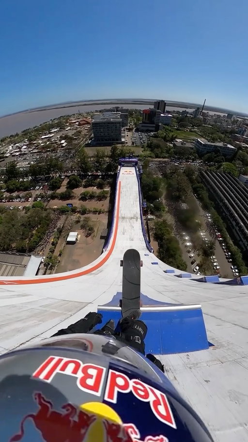 we were not ready for the POV to look like THAT 😵‍💫

🛹: @diassandro
📍: Porto Alegre, Brazil 
🤝: @prada

#redbull #givesyouwiiings #energydrink #skate #worldrecord #prada #PradaLineaRossa