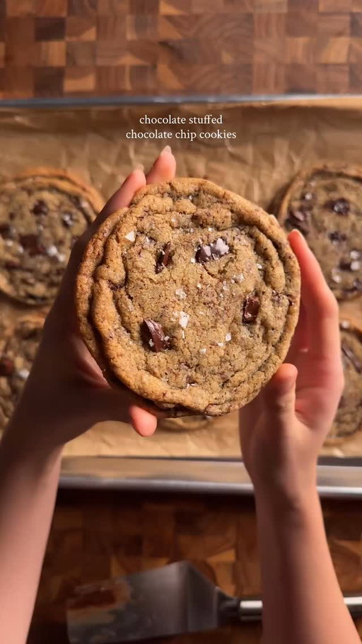 chocolate stuffed chocolate chip cookies
1 cup +1 tbsp (135g) flour
1/2 tsp (3g) baking soda
1/4 tsp (1g) salt
1/4 tsp (0.5g) espresso powder
1 tbsp (7g) milk powder
1/2 cup (113g) unsalted butter, softened
3/4 cup (150g) brown sugar
2 tbsp (25g) white sugar
1 egg
1 tsp (4g) vanilla
2/3 cups (115g) chocolate chips
7–8 pieces of chopped chocolate
*cut chocolate into big chunks and set aside. in a large bowl, cream together butter and sugar. add in vanilla and egg. mix until well combined. in another bowl, whisk together flour, baking soda, salt, milk powder, and espresso powder. add the dry into the wet and mix until its just barely combined. fold in the chocolate chips. scoop dough and form dough over each one. set in the fridge at least an hour. bake at 350 for 11-13 min. note: you can also bake at 375 for a bit shorter if you want more of a taller, less spread out cookie :) #baking #cookies #chocolate #recipe