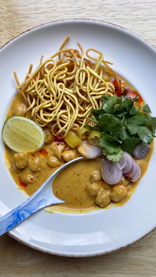 If you love creamy, comforting soups that have a frankly RIDICULOUS amount of flavour this one is for you ✨💫🍜🥣

Guys. GUYS!! This is easily one of the most delicious things I’ve made in a long time. For those not in the know, Khao Soi is a Burmese noodle soup (which found its way to Northern Thailand) that's aromatic, warming and topped with a whole bunch of great toppings. For this version we've swapped the noodles out for chickpeas cos we're pulse people. Here's a list of reasons you might love it:

💗 It takes 20 mins to make
💗 It's (almost) made in one pot
💗 It's made using ingredients you already have at home???
💗 It's got shed loads of protein in it

So many reasons to love it…full recipe in bio ✨

#chickpeas #veganrecipes #chickpearecipes