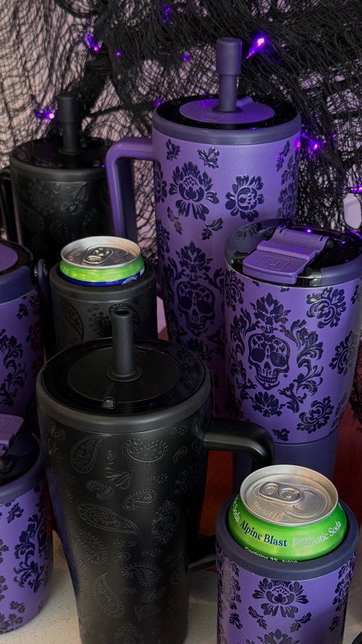 You asked, we summoned 💀 Meet our Halloween Collection: Violet Veil + Phantom Paisley. With hauntingly detailed designs, these Brüs are sure to stand out all spooky season long…and beyond! Here’s everything you need to know about this upcoming drop:
🖤 Phantom Paisley: A matte black base with a glossy, raised 3D paisley print + hidden skulls. It also glows in the dark!
🔮 Violet Veil: A matte purple base with a glossy deep purple print inspired by Victorian damask flourishes + skulls.
✨ Top-rack dishwasher safe
⚰️ 100% leakproof
🕷️ Limited-edition
👻 Available 10.03 @ 9:30 MST
