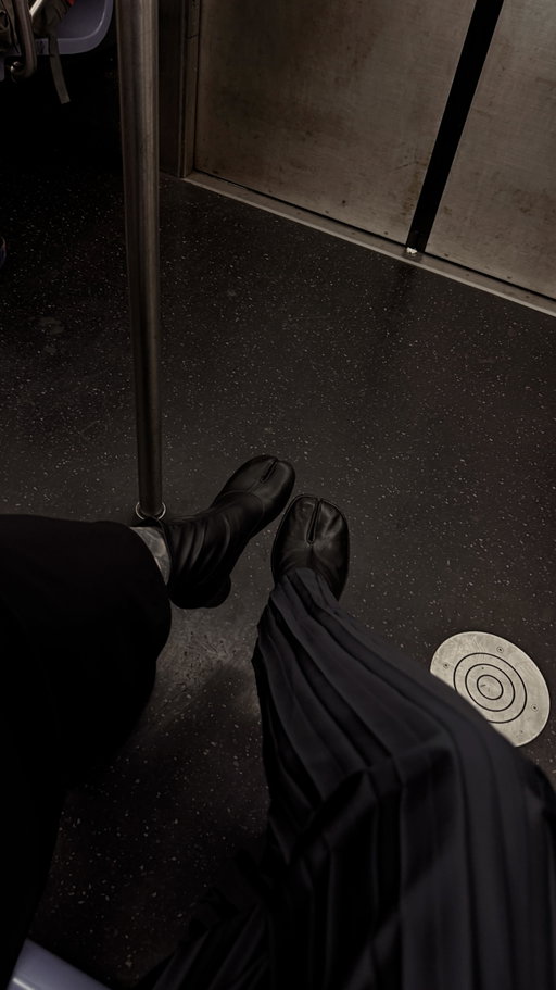 subway outfit checks from nyfw 🖤 🚊 

.
.
.
.
new york fashion week, street style, city goths, elegant minimalism, elegant goth fashion, alternative fall fashion, nyc goths