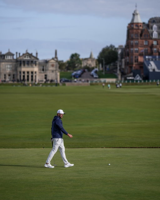 Practice round vibes at St. Andrews 

Even Crew couldn’t resist hitting some putts on the Old Course 🙌

#DunhillLinks #StAndrews
